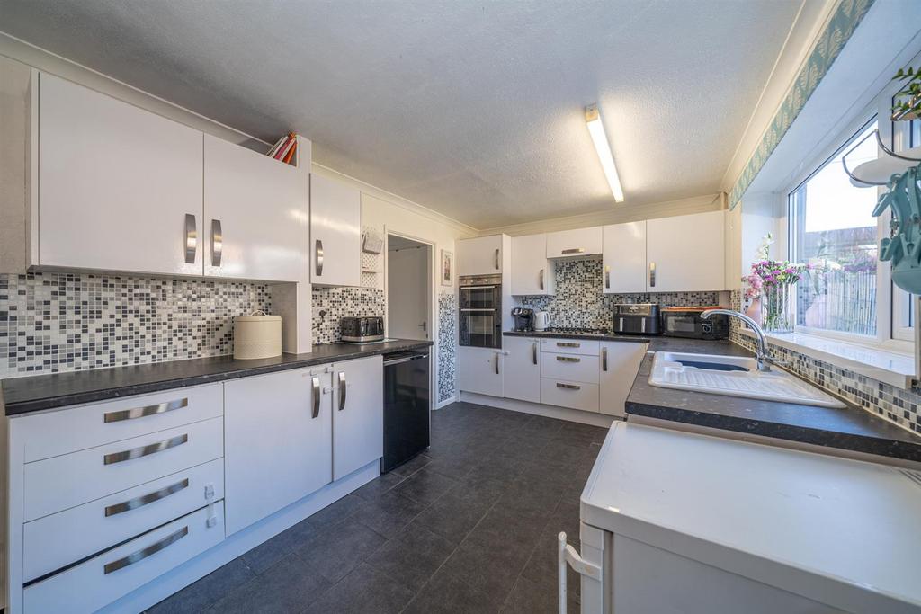 11-Peartree-Road-07069.jpg