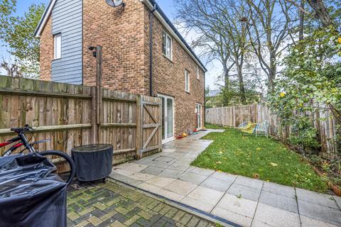 8 Overlord Close, Uxbridge, UB10 0TU