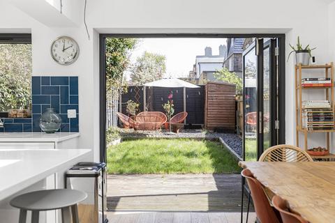 53a Median Road, London, E5 0PJ