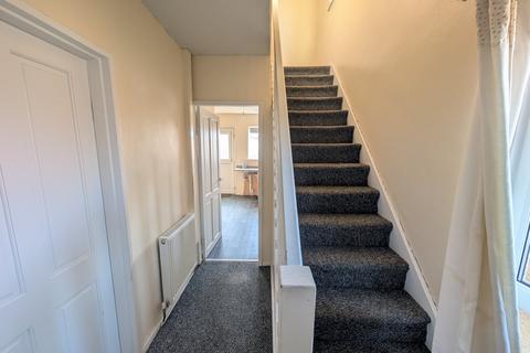 2 bedroom end of terrace house to rent, Hill Close, Baildon, Shipley, BD17