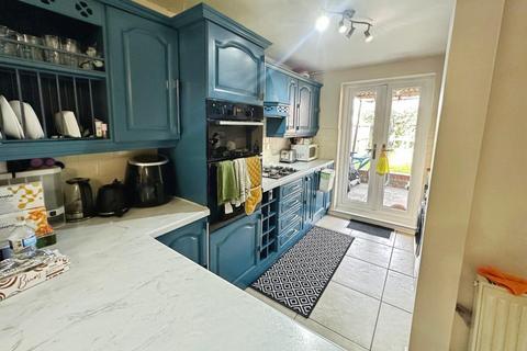 3 bedroom semi-detached house for sale, Stanley Drive, leigh