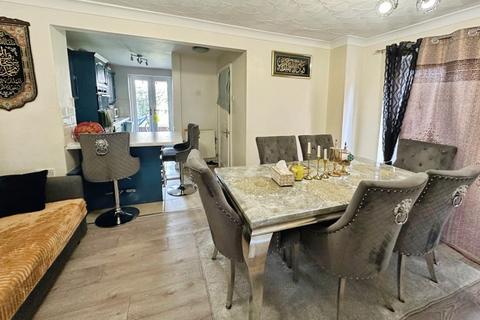 3 bedroom semi-detached house for sale, Stanley Drive, leigh