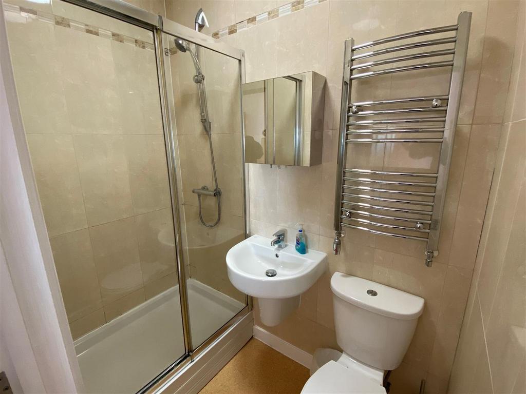 Lions Den Shower Room