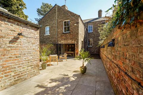 4 bedroom townhouse for sale, Langholm Crescent, Darlington