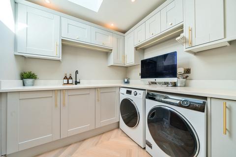 3 Bracondale Avenue, Istead Rise, Gravesend, DA13 9ED