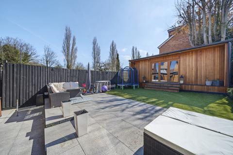 3 Bracondale Avenue, Istead Rise, Gravesend, DA13 9ED