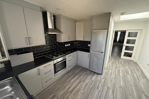 3 bedroom terraced house to rent, Lewins Way, Cippenham