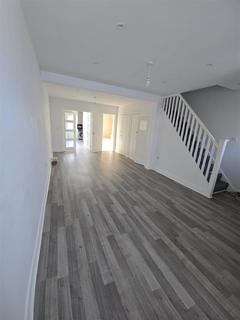 3 bedroom terraced house to rent, Lewins Way, Cippenham