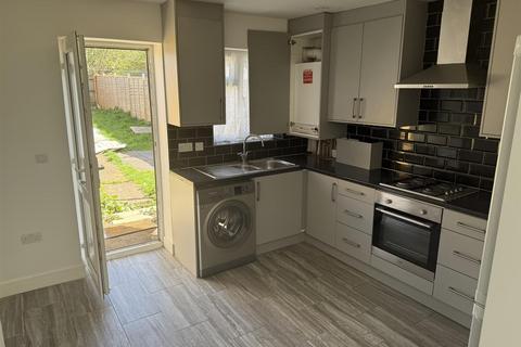 3 bedroom terraced house to rent, Lewins Way, Cippenham