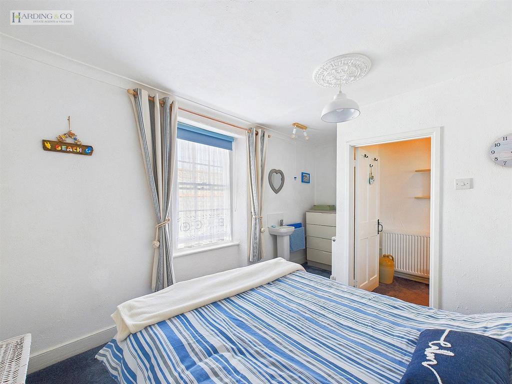 Bedroom 1 .3.jpg