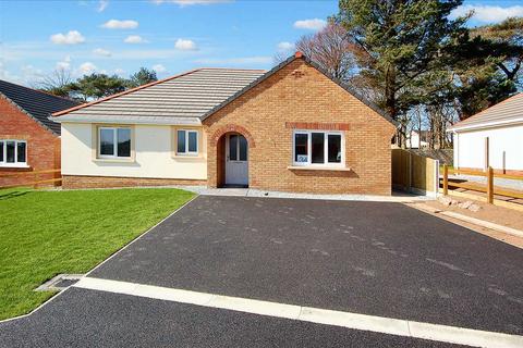 3 bedroom detached bungalow for sale, 34 Hampshire Drive, Llanion Park