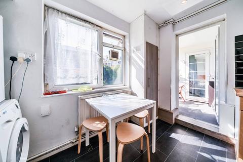 3 bedroom flat for sale, Stockwell Road, Brixton, London, SW9