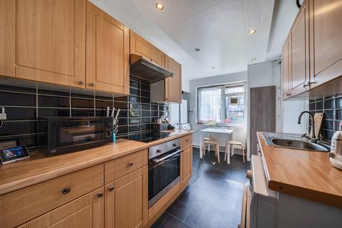 3 bedroom flat for sale, Stockwell Road, Brixton, London, SW9