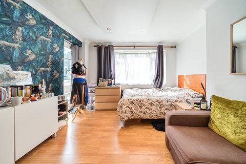 3 bedroom flat for sale, Stockwell Road, Brixton, London, SW9