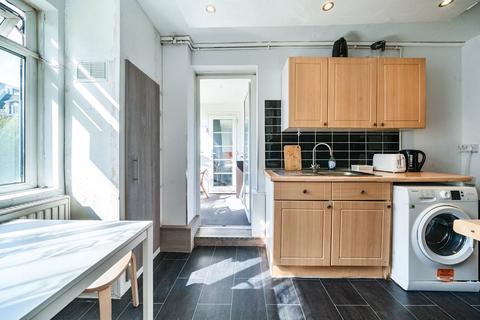 3 bedroom flat for sale, Stockwell Road, Brixton, London, SW9