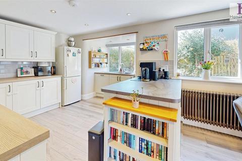 4 bedroom semi-detached house for sale, Newlands Drive, Northowram, Halifax