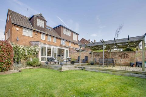 15 Greenside, Bourne End, SL8 5TW