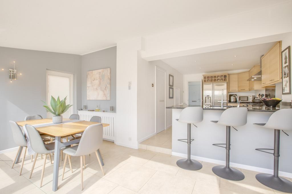 15 Greenside, SL8 5 TW (LOW RES)-10