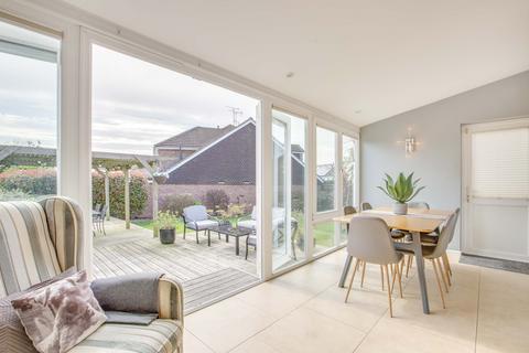 15 Greenside, Bourne End, SL8 5TW