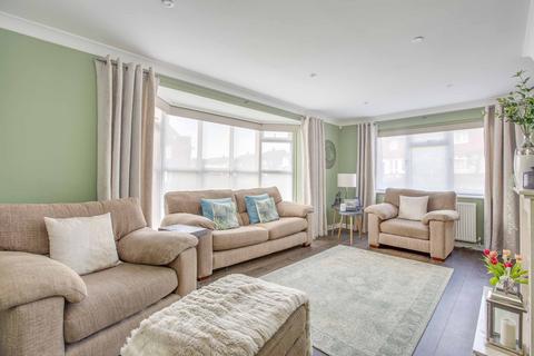 15 Greenside, Bourne End, SL8 5TW