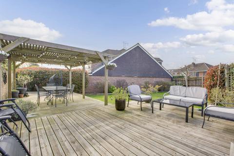 15 Greenside, Bourne End, SL8 5TW