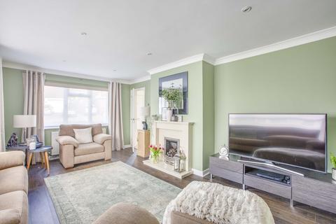 15 Greenside, Bourne End, SL8 5TW