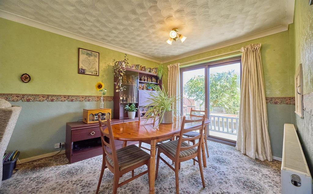 Lounge/Dining Area