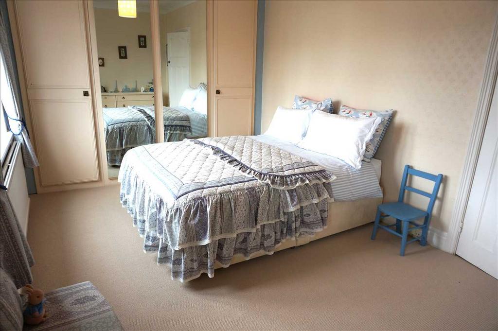 Front bedroom 1 :