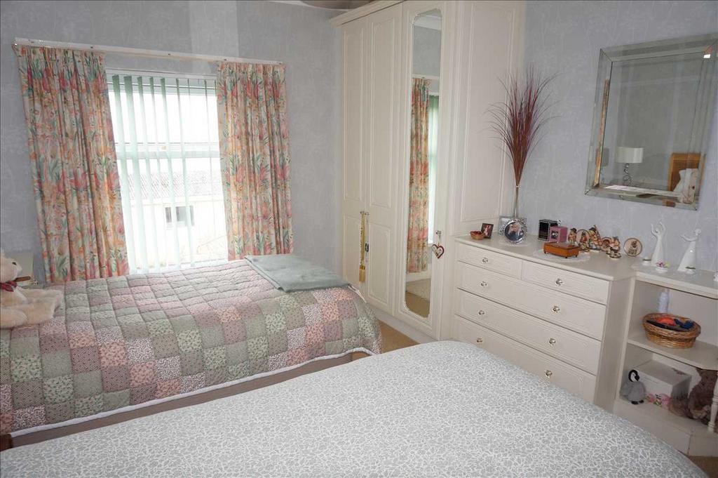 Back bedroom 2 :