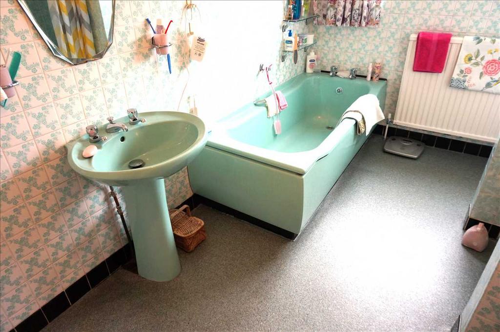 Family bathroom :