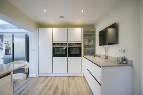 4 bedroom detached house for sale, Keephatch Road, Wokingham, RG40