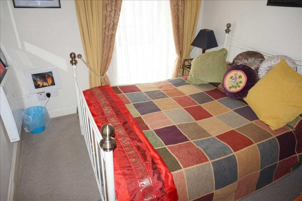 Front bedroom 1 :