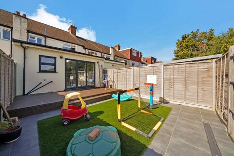 122 Chestnut Grove, Mitcham, CR4 1RB