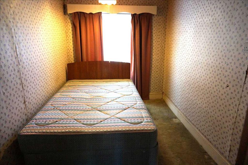 Front bedroom 3 :