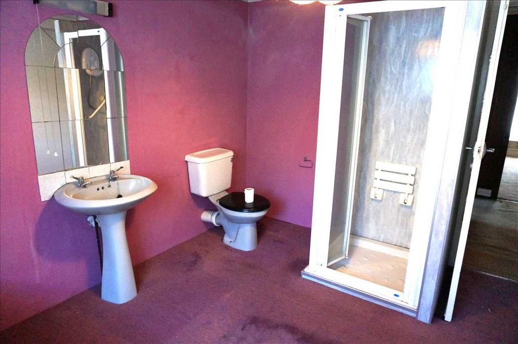 Family bathroom :