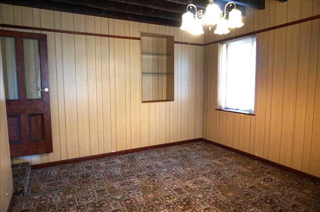 Living room to front