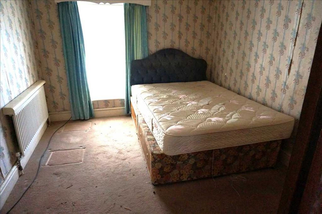 Front bedroom 2 :