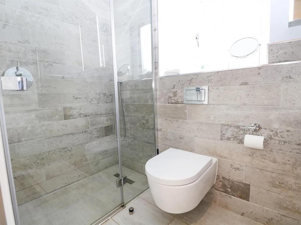 Shower room 2.jpeg