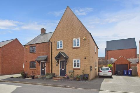 3 bedroom semi-detached house for sale, Aintree Avenue, Towcester, NN12