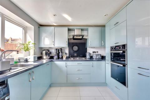 23 Armstrong Road, Nottingham, NG6 7AS