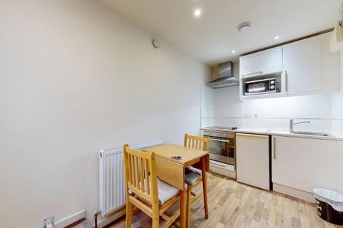 Studio to rent, 1 Ash Grove