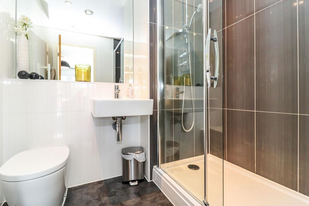 Ensuite shower/wc to bedroom 1