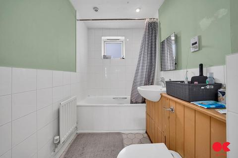 2 bedroom flat for sale, Malt House Place, Romford RM1