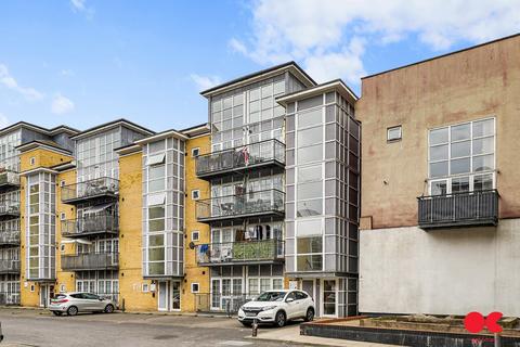 2 bedroom flat for sale, Malt House Place, Romford RM1