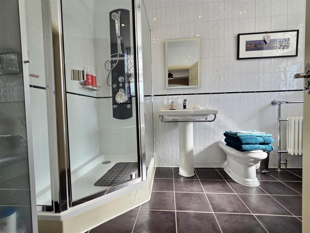 En suite bathroom/wc