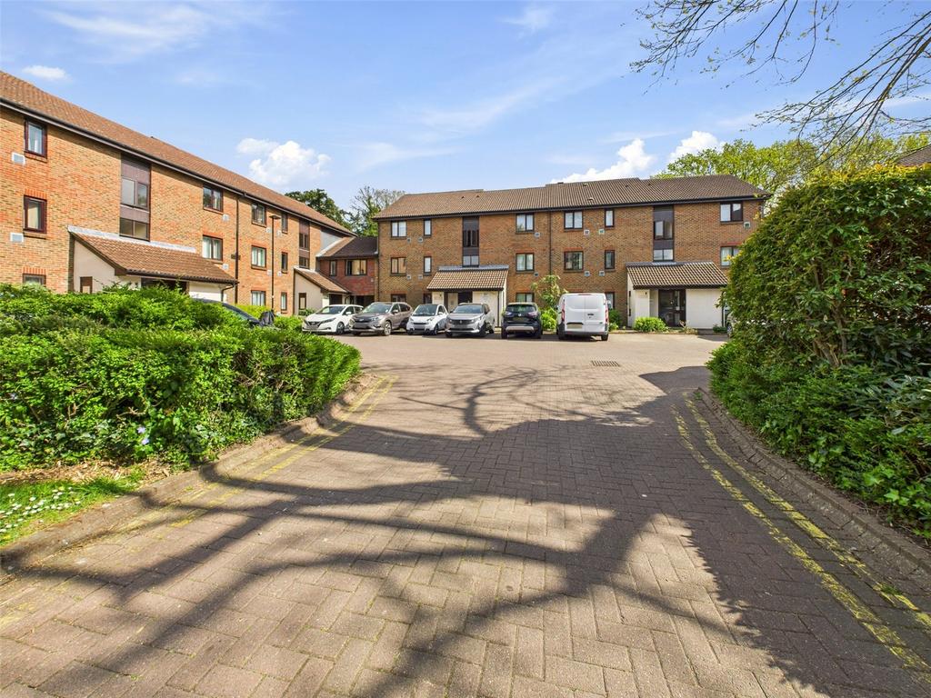 Stags Way, Isleworth 1 bed apartment to rent - £1,500 pcm (£346 pw)