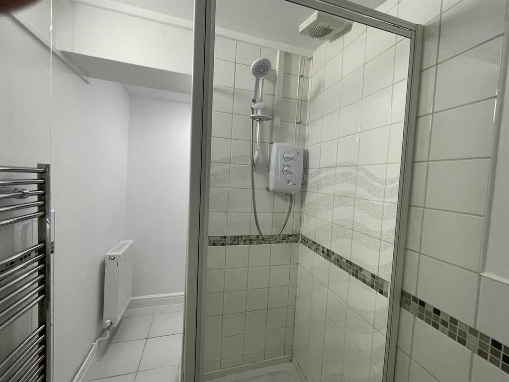 Bedroom 1 ensuite.JPEG
