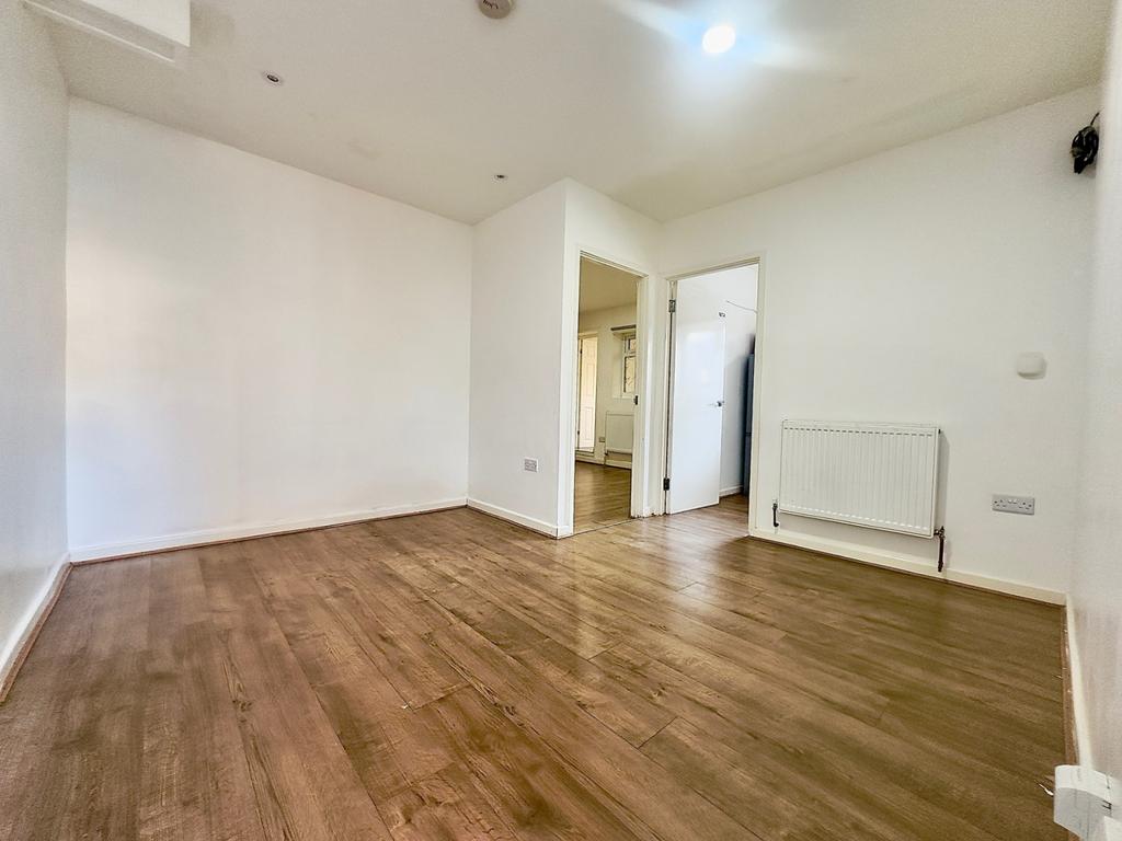 2 Bedrooms flat to rent in Chesington