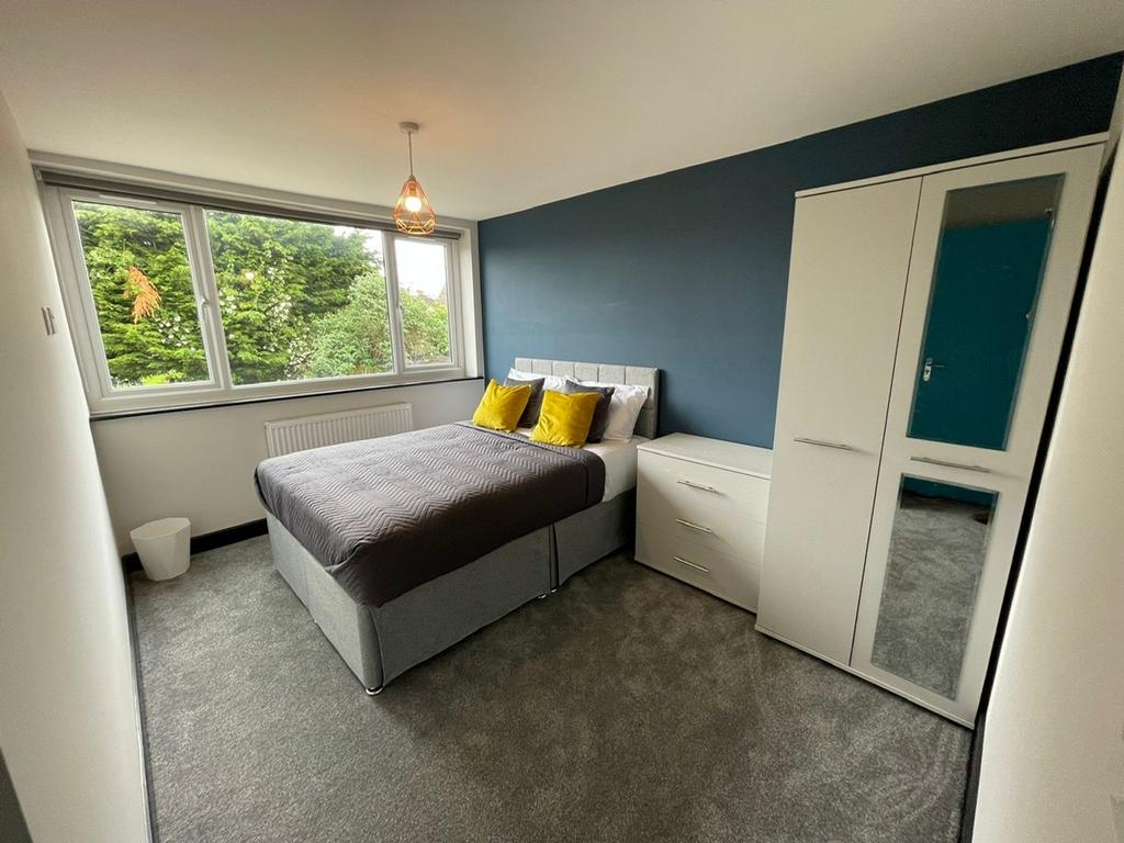 This inviting double bedroom features ample nat...