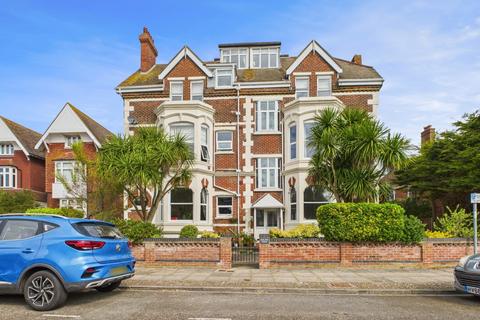 2 bedroom flat to rent, Craneswater Park, Southsea PO4